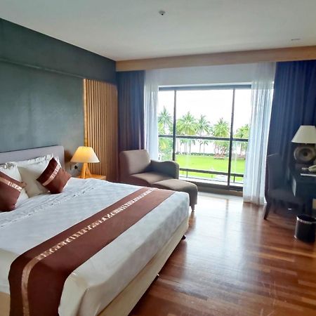 Batam View Beach Resort Nongsa Esterno foto