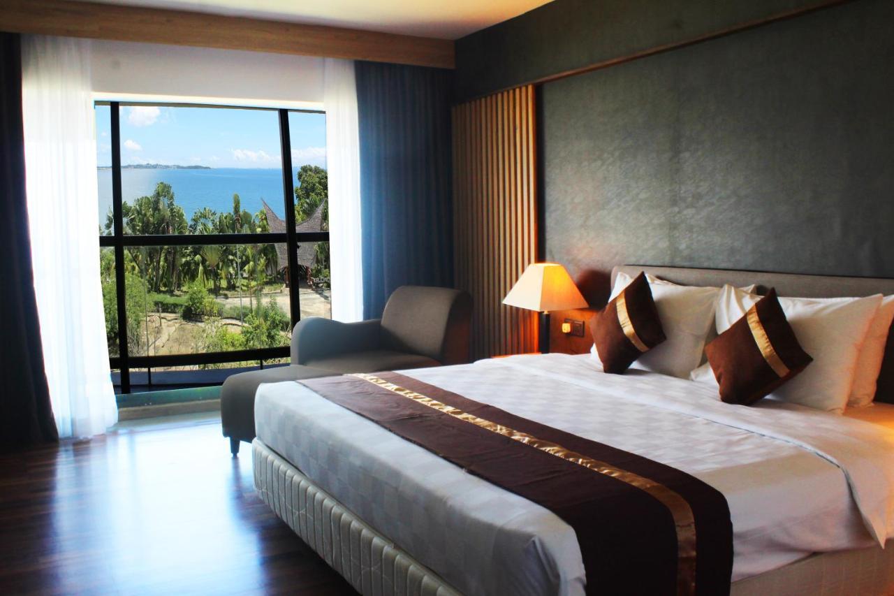 Batam View Beach Resort Nongsa Esterno foto