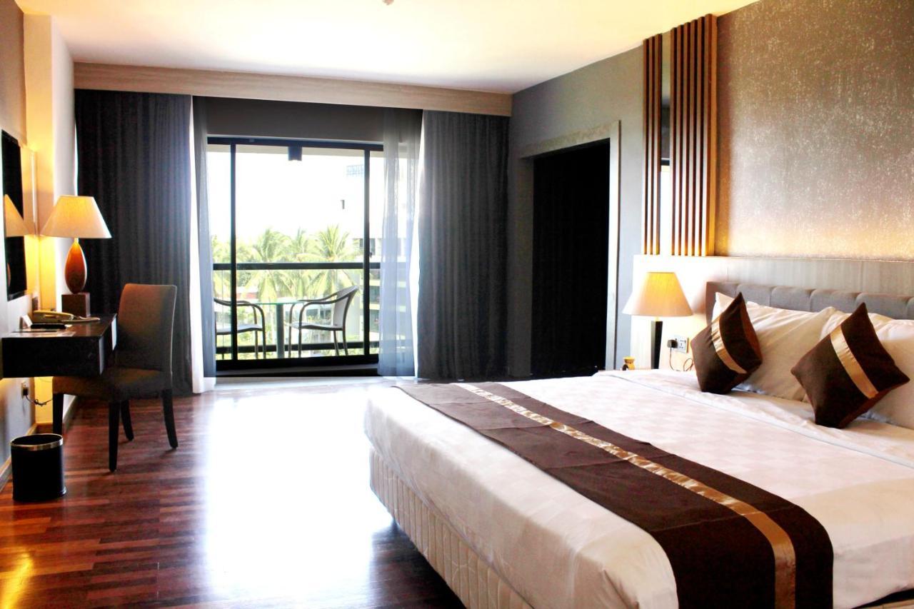 Batam View Beach Resort Nongsa Esterno foto
