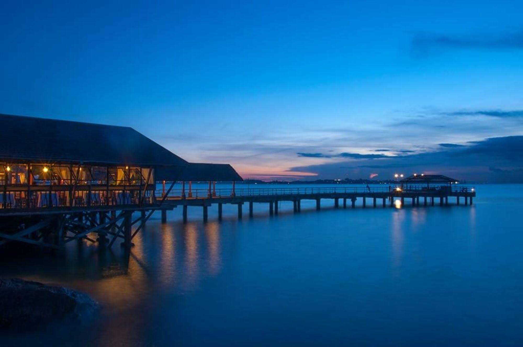 Batam View Beach Resort Nongsa Esterno foto