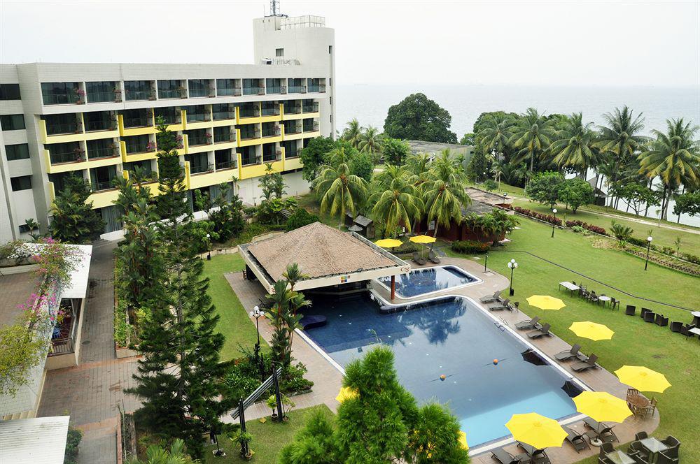 Batam View Beach Resort Nongsa Esterno foto